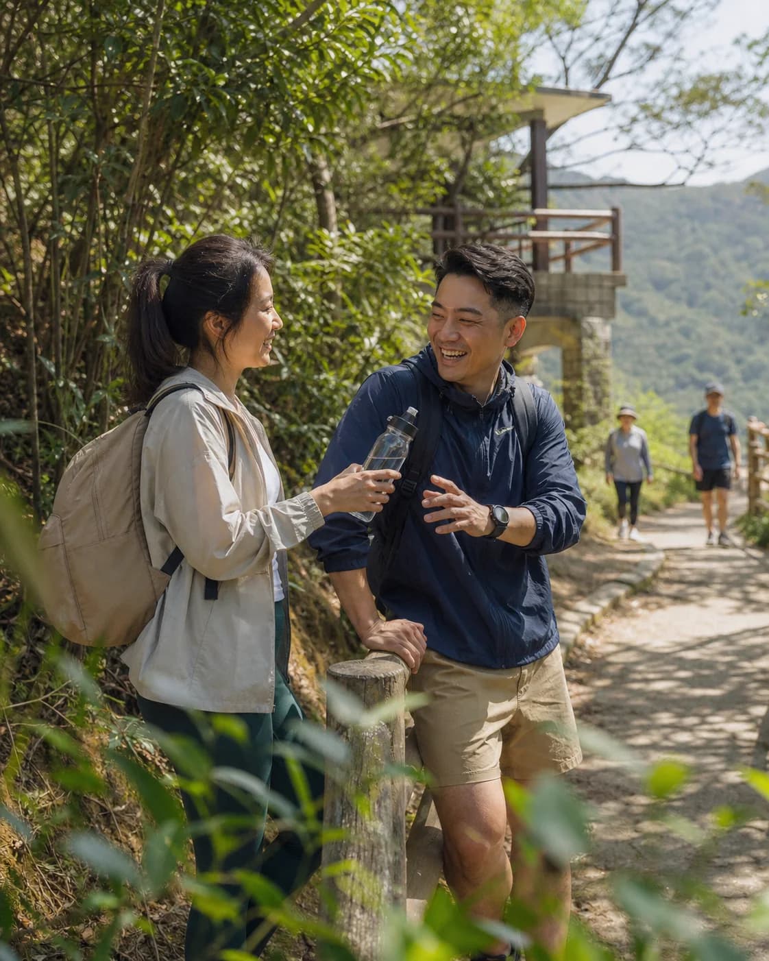 兩位香港成年人喺綠意盎然嘅香港山徑行山；品牌情境示意。